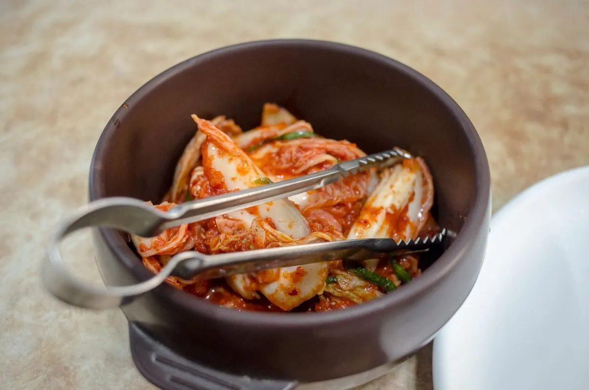 집게와 함께 담긴 김치
