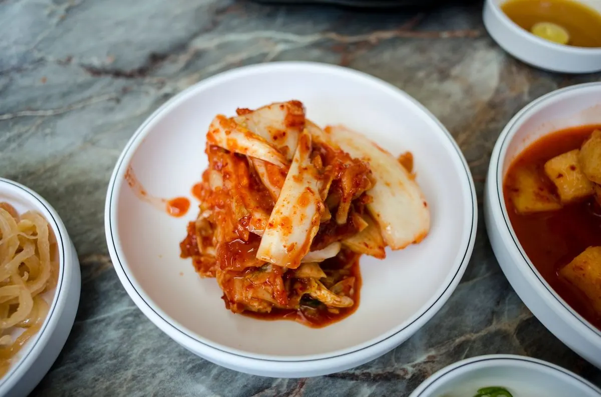 접시에 담아낸 김치