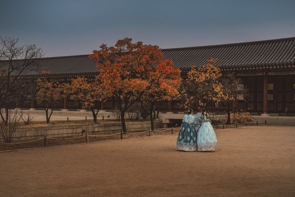 경복궁에서 한복을 입고 걷는 여행자들