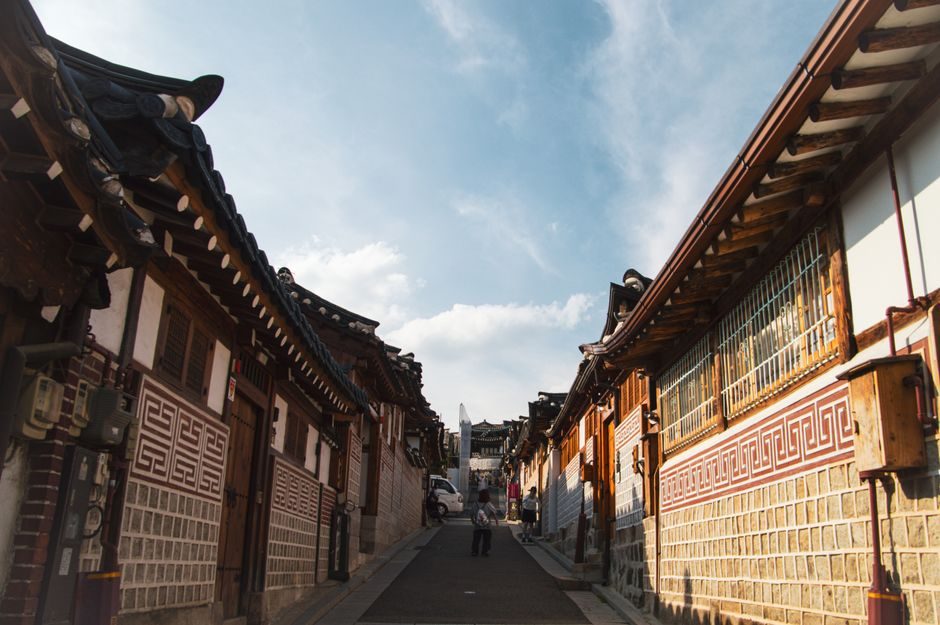 서울 북촌 한옥마을의 전통 골목 풍경
