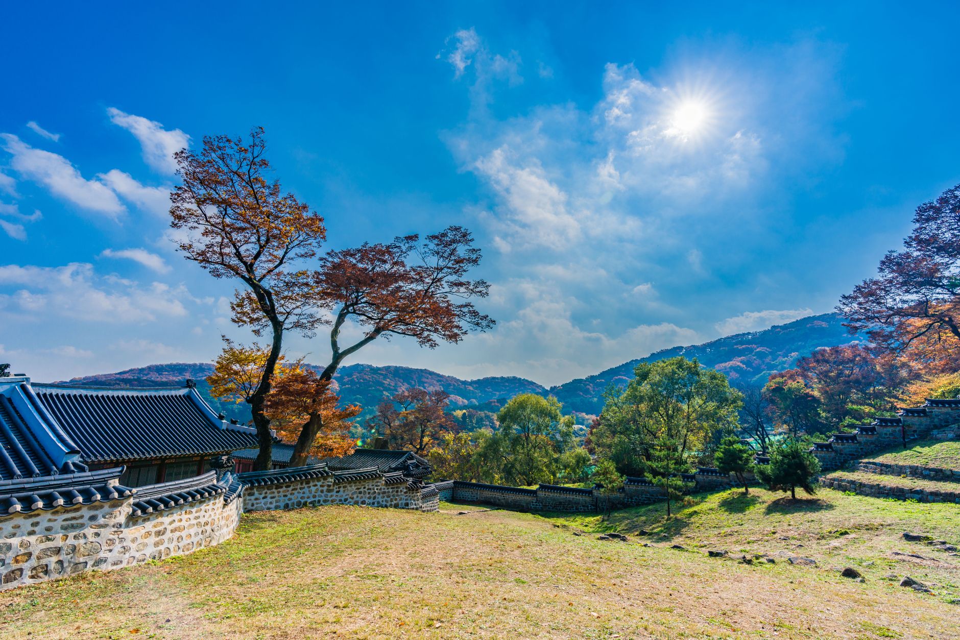 2026 가을 캠핑 초보 가이드, 준비물 체크리스트와 수도권 캠핑장 3곳 1 Capture the essence of autumn with vibrant fall foliage at Namhansanseong Fortre